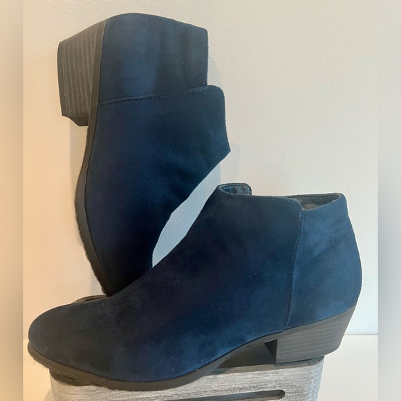 Refresh Shoes - Refresh Suede Navy Ankle Booties Heel Zip Size 8.5 Women’s